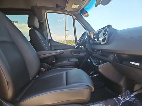 Used 2024 Mercedes-Benz Sprinter 2500 image 21