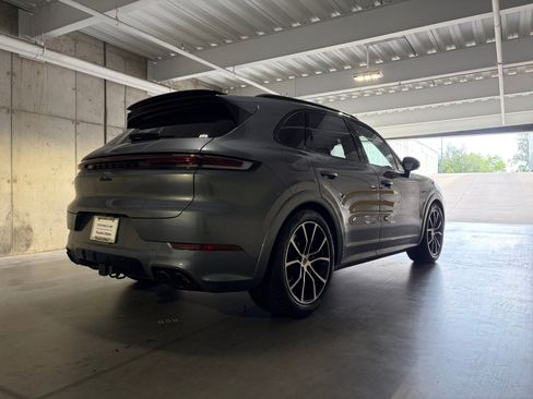 Certified 2026 Porsche Cayenne Turbo AWD/4WD image 10