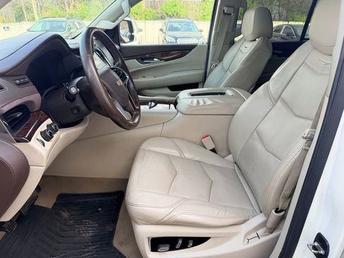 Used 2015 Cadillac Escalade Luxury image 12