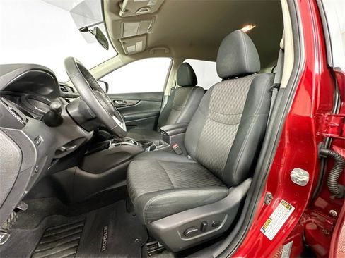 Used 2018 Nissan Rogue SV image 18