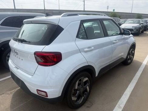 Used 2021 Hyundai Venue SEL FWD image 4