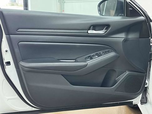 Used 2025 Nissan Altima 2.5 SV FWD image 15