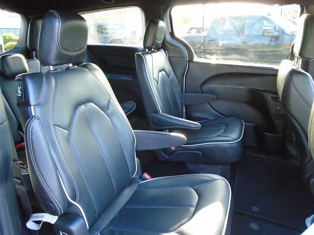 Certified 2026 Chrysler Pacifica Limited w/ S Appearance Package FWD image 10