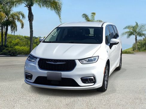 Used 2023 Chrysler Pacifica Touring-L FWD image 7