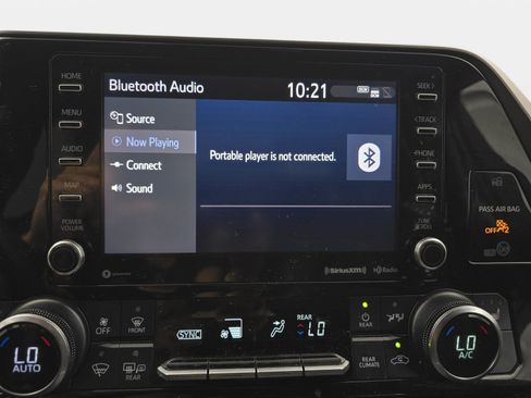 Used 2020 Toyota Highlander XLE FWD image 19