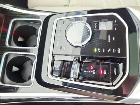 Used 2026 BMW 740i w/ Premium Package RWD image 52