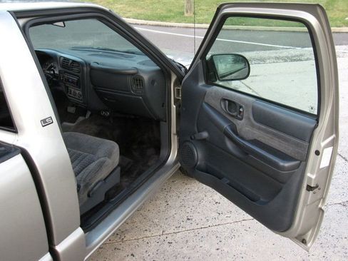 Used 2001 Chevrolet S10 Pickup LS w/ Preferred Equipment Group image 20