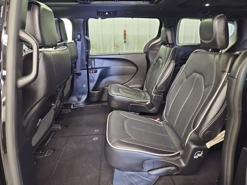 Used 2025 Chrysler Pacifica Limited FWD image 27