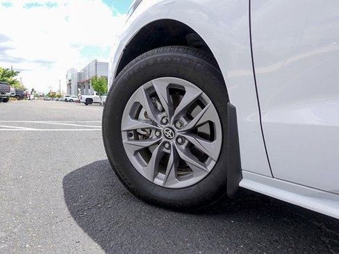Certified 2025 Toyota Sienna LE FWD image 30