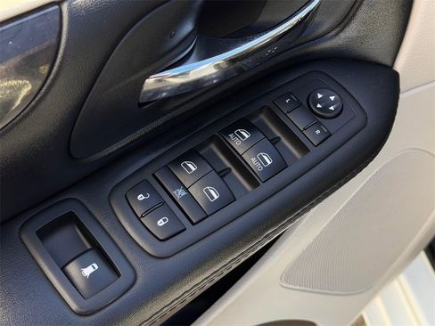 Used 2018 Dodge Grand Caravan SE w/ UConnect Hands-Free Group image 11