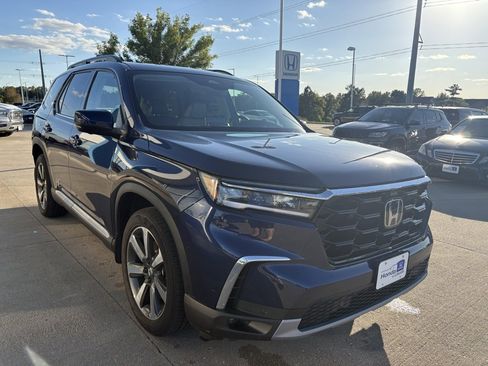 Used 2025 Honda Pilot Elite image 3