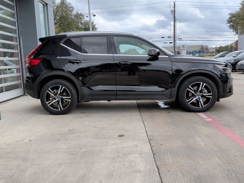 Used 2025 Volvo XC40 B5 Core image 11