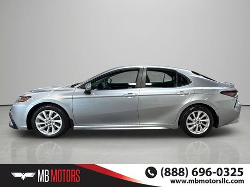 Used 2022 Toyota Camry SE FWD image 6