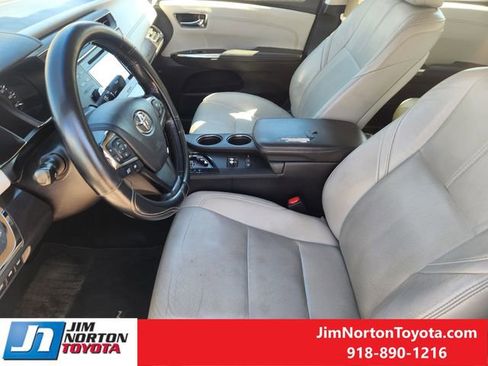 Used 2018 Toyota Avalon Limited image 14