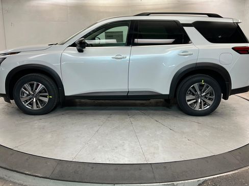New 2026 Nissan Pathfinder SL image 2