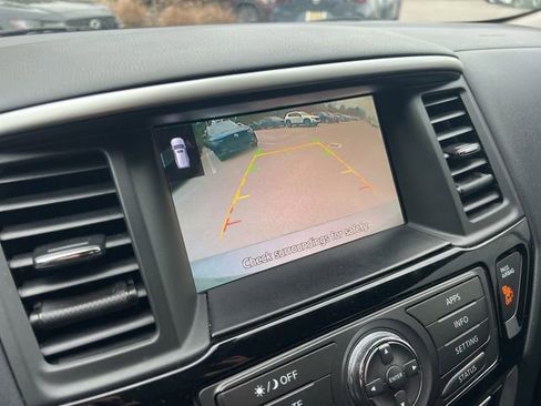 Used 2018 Nissan Pathfinder SV image 15