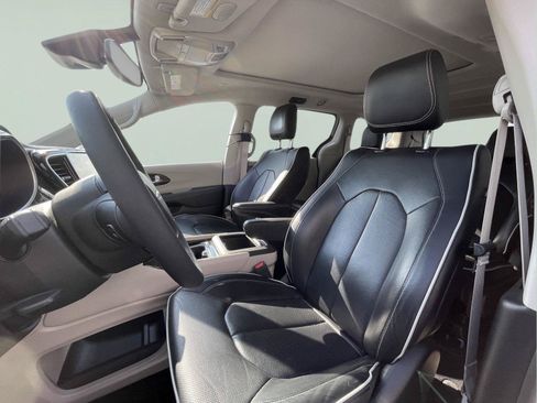 Used 2023 Chrysler Pacifica Limited FWD image 13