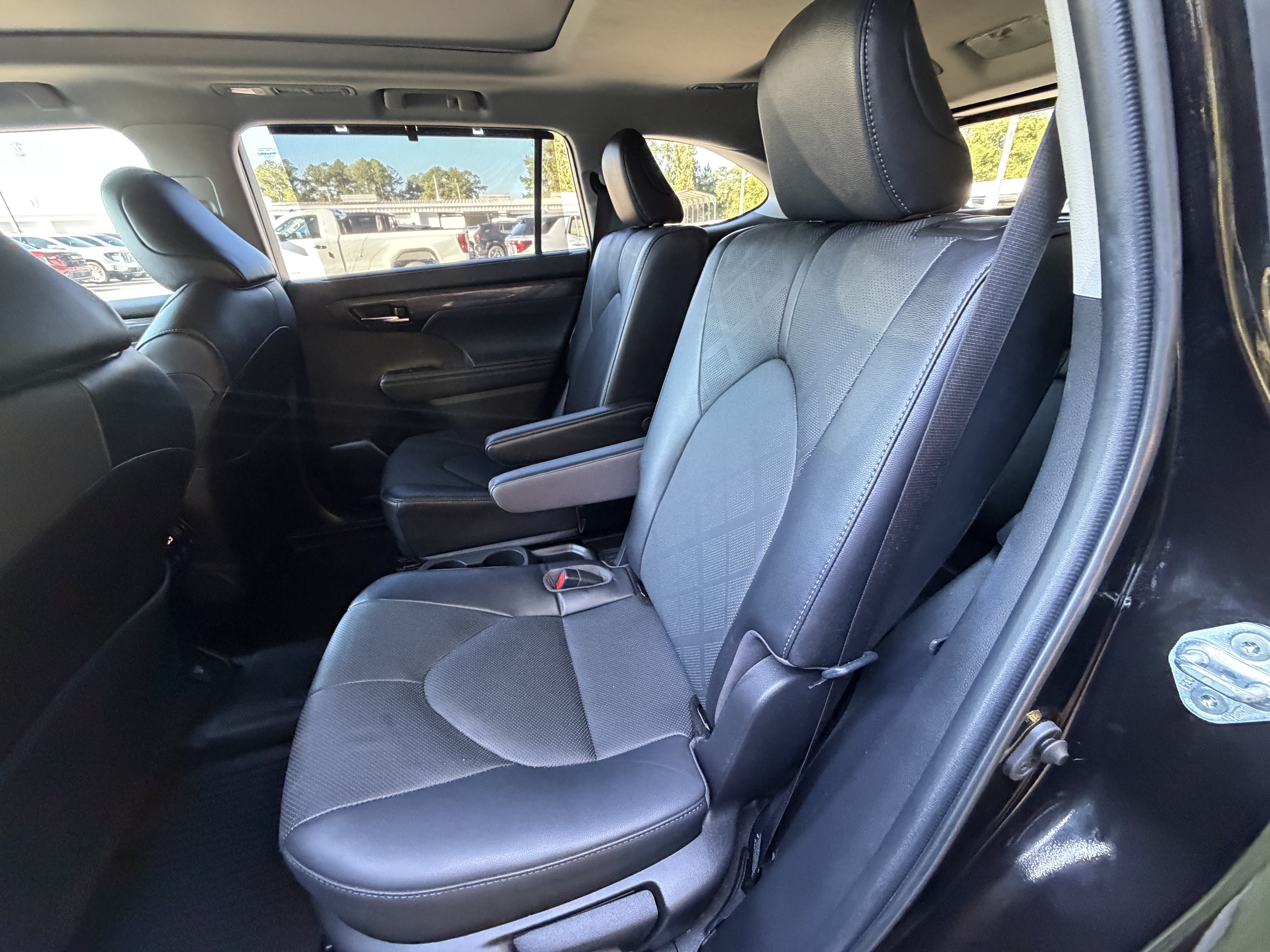 Used 2022 Toyota Highlander Platinum AWD/4WD image 17