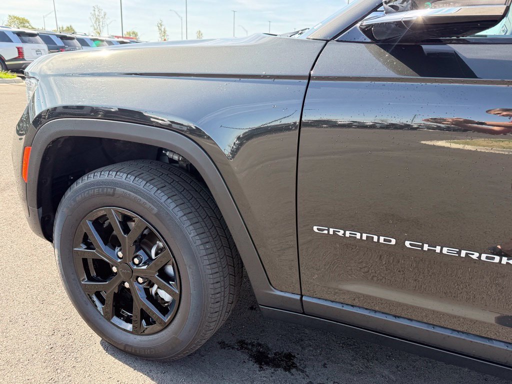 Used 2024 Jeep Grand Cherokee Limited AWD/4WD image 31