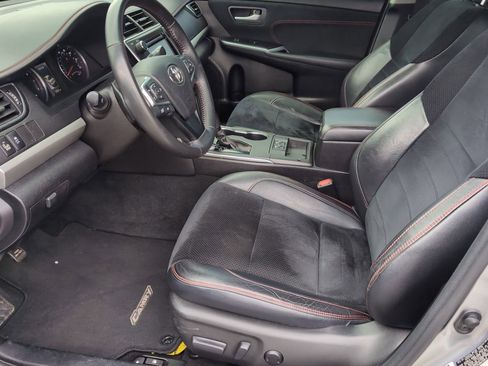 Used 2017 Toyota Camry XSE w/ Moonroof Package image 10