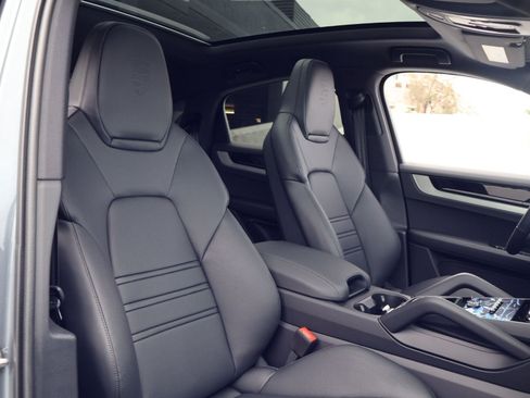 New 2026 Porsche Cayenne Coupe AWD/4WD image 24