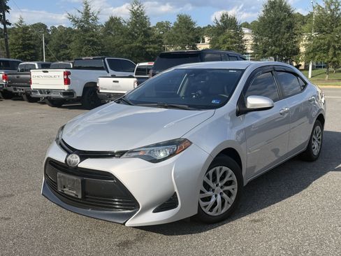 Used 2018 Toyota Corolla LE w/ Carpet Mat Package (TMS) FWD image 8