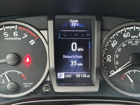 Used 2016 Toyota Tacoma TRD Sport image 27