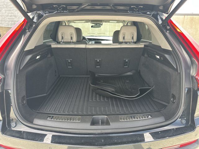 Used 2022 Cadillac XT4 Premium Luxury w/ Safety Alert Package AWD/4WD image 21
