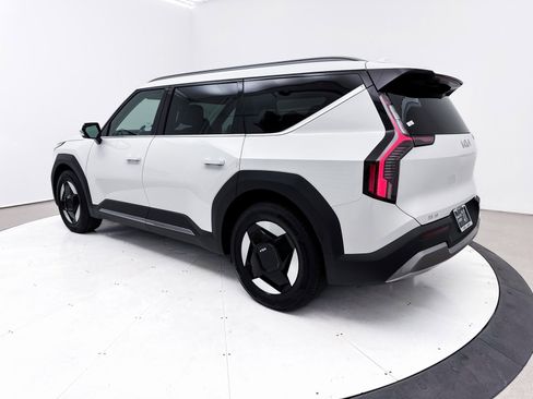 Used 2024 Kia EV9 Wind image 14