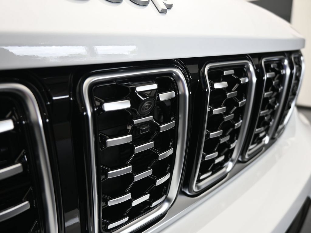 Used 2025 Jeep Grand Cherokee L Summit AWD/4WD image 45