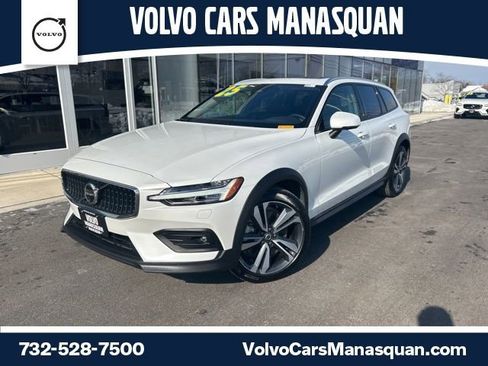 Certified 2025 Volvo V60 B5 Cross Country Plus image 1