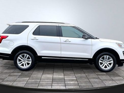 Used 2019 Ford Explorer XLT w/ Equipment Group 202A AWD/4WD image 8