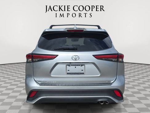 Used 2023 Toyota Highlander XSE FWD image 6