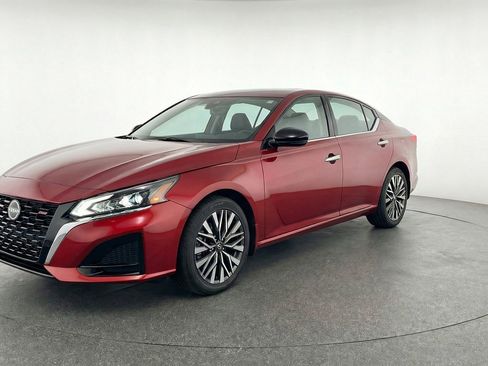 Used 2025 Nissan Altima 2.5 SV image 3