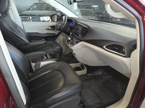 Used 2017 Chrysler Pacifica Touring-L FWD image 28