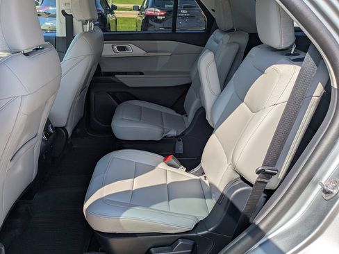 Used 2025 Ford Explorer Active w/ Active Comfort Package RWD image 7