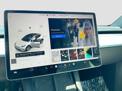 Used 2024 Tesla Model Y Long Range AWD/4WD image 32