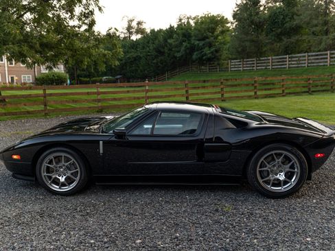 Used 2006 Ford GT RWD image 17