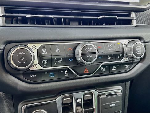 Used 2024 Jeep Wrangler Unlimited Rubicon 4xe AWD/4WD image 33