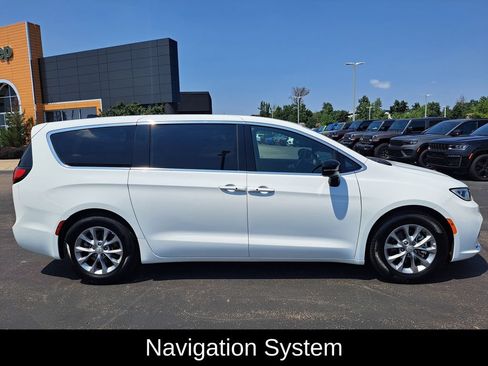 Certified 2026 Chrysler Pacifica Limited FWD image 3