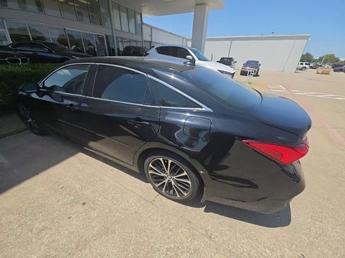 Used 2019 Toyota Avalon Limited FWD image 4