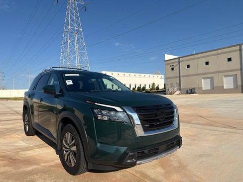 Used 2025 Nissan Pathfinder SL AWD/4WD image 4