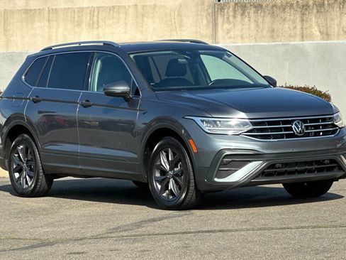 Used 2022 Volkswagen Tiguan SE w/ Panoramic Sunroof Package image 5