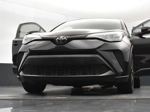 Used 2022 Toyota C-HR XLE image 11