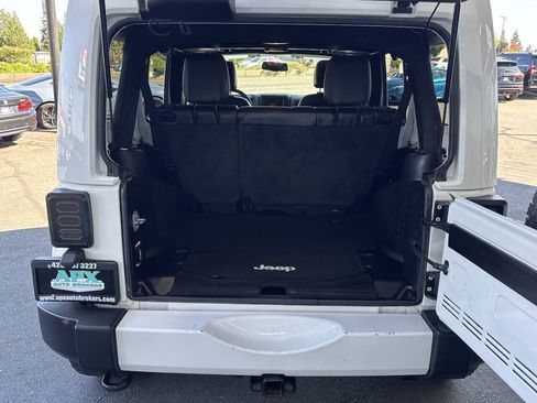 Used 2016 Jeep Wrangler Unlimited Sahara w/ Connectivity Group AWD/4WD image 5