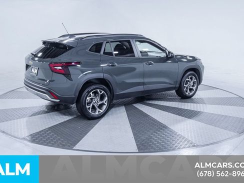 Used 2025 Chevrolet Trax LT FWD image 9