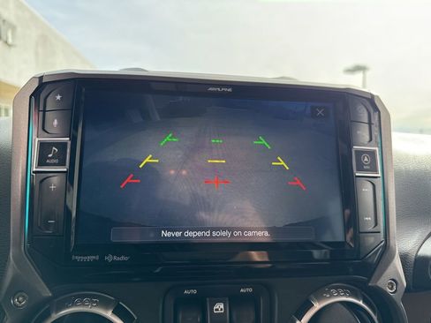 Used 2017 Jeep Wrangler Unlimited Rubicon w/ Connectivity Group image 19