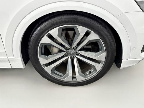 Used 2019 Audi Q8 Prestige w/ Luxury Package image 31