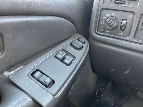 Used 2006 Chevrolet Silverado 2500 LT AWD/4WD image 9