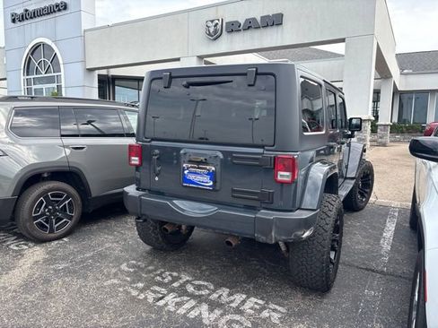 Used 2017 Jeep Wrangler Unlimited Sahara w/ Connectivity Group AWD/4WD image 9